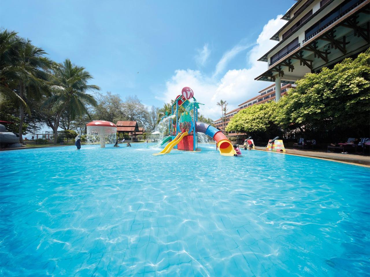 Resorts World Kijal Extérieur photo The water park at the Royal Thai Hotel