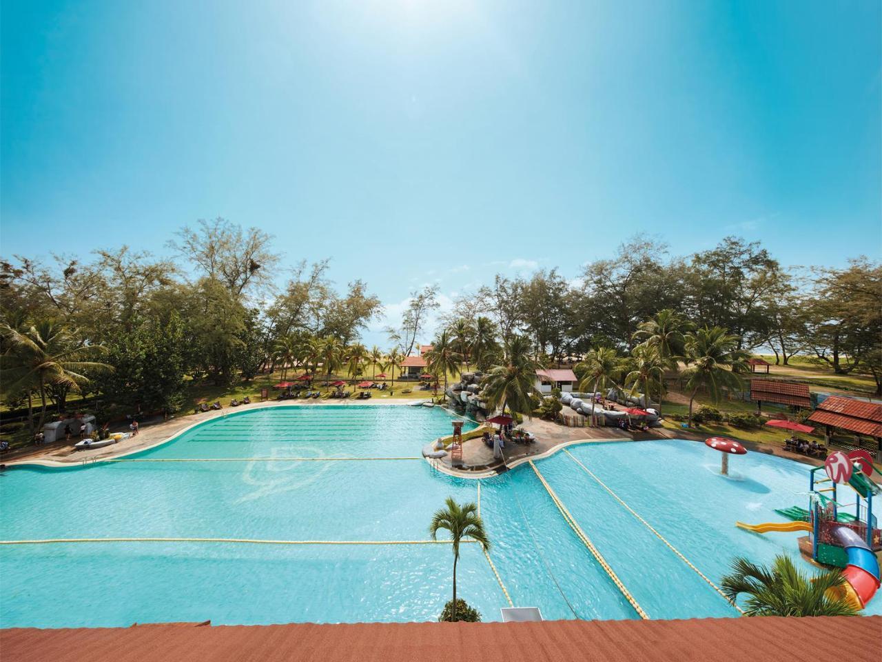 Resorts World Kijal Extérieur photo The swimming pool at the resort